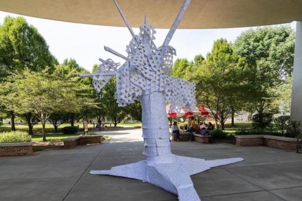 Sebuah klub Universitas Indiana menciptakan patung mache kertas setinggi 14 kaki yang diajukan ke Guinness World Records