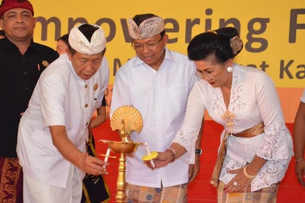 Gubernur Bali Wayan Koster dengan didampingi Ny Putri Suastini Koster membuka secara resmi penyelenggaraan World Hindu Wisdom Meets 2019 di Aula SMA Bali Mandara, Kubutambahan, Buleleng, Jumat (20/9).