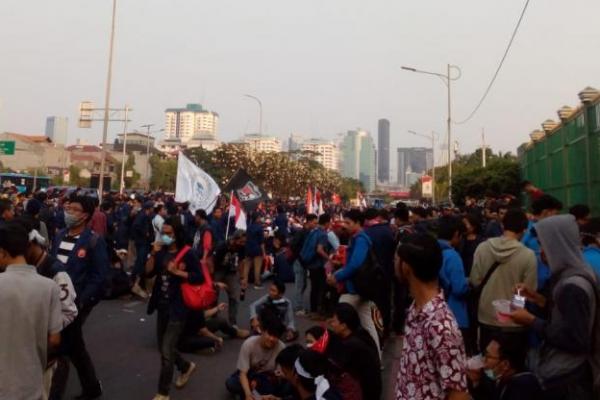 Ribuan mahasiswa dari berbagai perguruan tinggi di Jabodetabek memenuhi depan gedung Dewan Perwakilan Rakyat (DPR, Jalan Gatot Subroto