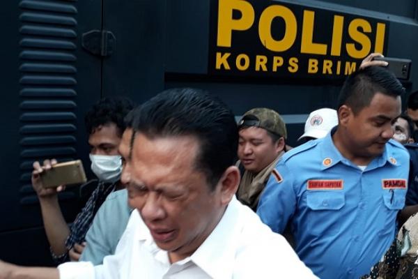 Ketua DPR, Bambang Soesatyo (Bamsoet) batal menemui mahasiswa yang sedang demo setelah gas air mata terhembus angin ke arah gedung DPR.