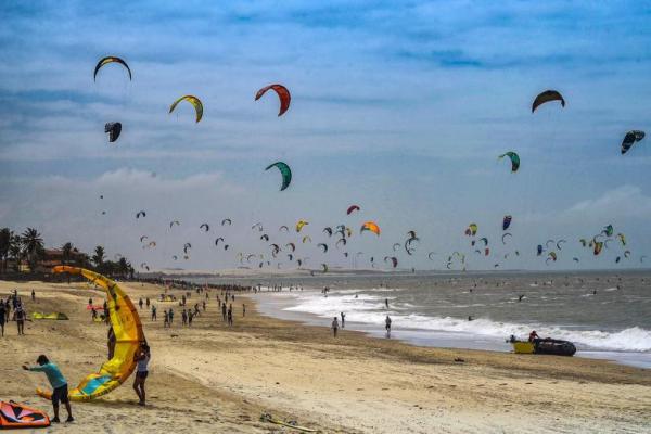 Guinness World Records mengonfirmasi 596 kitesurfer memecahkan rekor di pantai Brasil ketika mereka mempraktikkan hobi mereka secara serempak