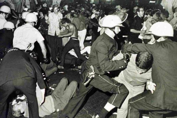 Pada 24 September 1969, apa yang disebut Chicago 8 - yang kemudian dikenal sebagai Chicago 7 - persidangan dimulai untuk delapan orang yang dituduh mengambil bagian dalam protes anti-Perang Vietnam