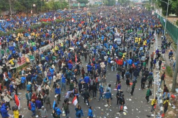 Aksi demonstrasi yang diwarnai kerusuhan dan penganiayaan, polisi menangkap1365 orang dan menetapkan ratusan tersangka.
