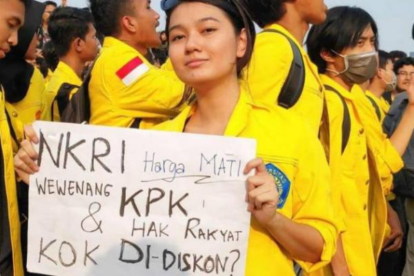 Sejumlah poster lucu nan kocak mewarnai aksi demonstrasi mahasiswa di sejumlah daerah di Indonesia yang turun ke jalan untuk menyuarakan aspirasi mereka