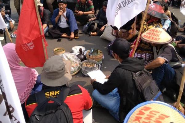 Selain para petani, aksi demonstrasi itu juga dipenuhi oleh gerakan mahasiswa dan gerakan perempuan yang ikut menyuarakan nasib petani. Mereka menuntut agar Presiden Jokowi untuk membuka dialog dengan mereka.