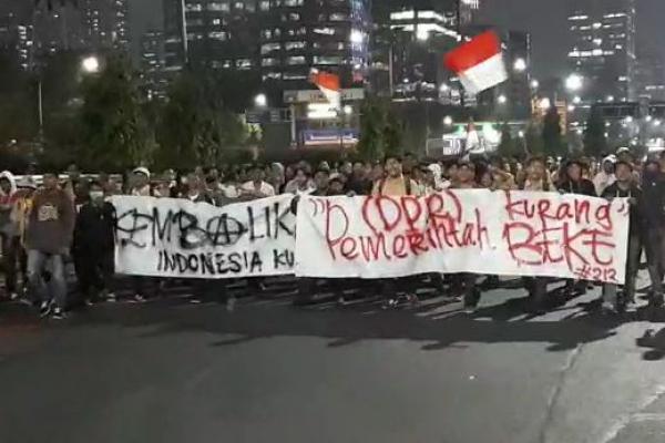 Sebagaimana diketahui, terdapat massa berseragam putih abu-abu ikut berunjuk rasa di sekitar gedung Dewan Perwakilan Rakyat Republik Indonesia (DPR RI), Jakarta, pada Rabu (25/9).