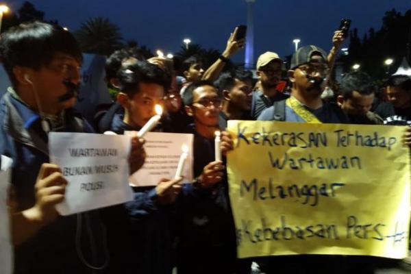 Puluhan wartawan dari berbagai media massa mengecam aksi kekerasan yang dilakukan aparat kepolisian terhadap jurnalis. Aksi solidaritas mereka gelar di Taman Pandang, depan Istana Merdeka, Jalan Medan Merdeka Utara, Gambir, Jakarta Pusat.