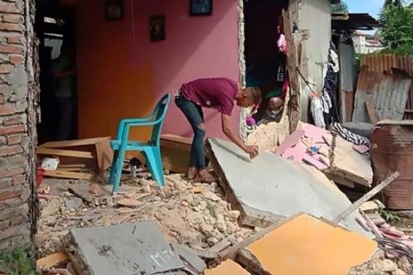 Empat orang tewas setelah gempa kuat melanda pulau-pulau terpencil di daerah Ambon, Kamis (26/09), yang menghancurkan rumah-rumah 