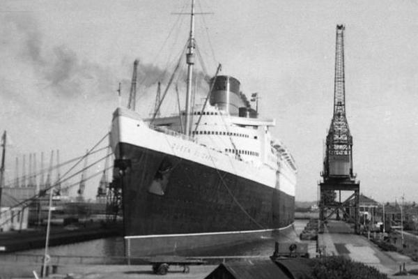 Pada 27 September 1938, Ratu Elizabeth membaptis kapal laut terbesar di dunia dengan namanya sendiri selama upacara di Skotlandia.