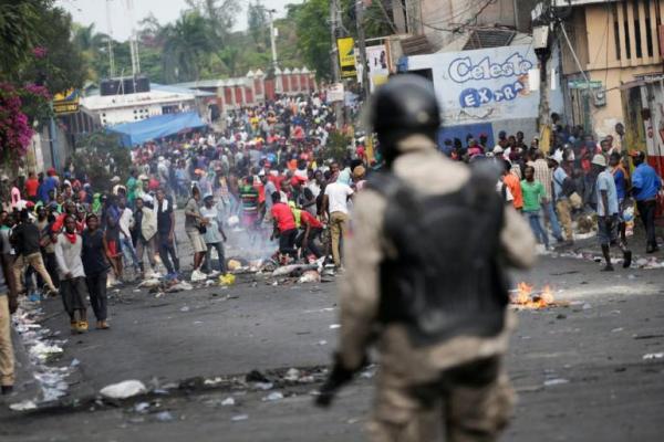 Ribuan pengunjuk rasa yang berusaha menggulingkan Presiden Jovenel Moise menyerang bisnis dan gedung-gedung pemerintah di seluruh Haiti pada hari Jumat,