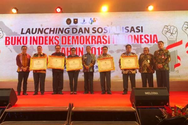 Provinsi Bali menjadi satu dari lima provinsi di Indonesia yang menerima penghargaan karena memiliki Indeks Demokrasi kategori baik. Bahkan, dengan angka 82,37 menempatkan indeks demokrasi provinsi Bali tertinggi kedua se-Indonesia.