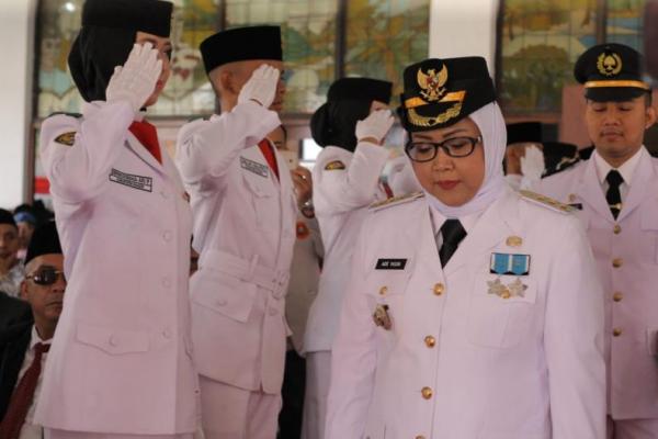 Ade Yasin juga menghimbau kepada seluruh masyarakat Bogor untuk mengibarkan bendera setengah tiang sebagai bentuk penghormatan dan hari berkabung nasional selama tiga hari.
