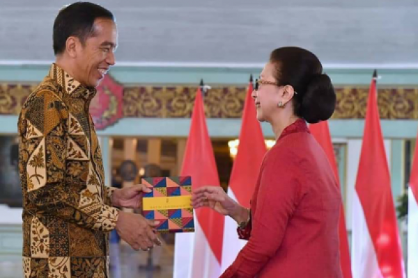 Presiden Jokowi yang tampak mengenakan batik dengan motif tambal pamiluto turut membatik bersama ratusan pembatik lainnya.