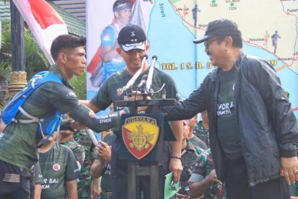 Dalam rangkaian memperingati HUT TNI ke 74, Pangdam IX Udayana menggelar lari marathon yang bertajuk Run For Bali 374 KM dengan rute berkeliling Bali.
