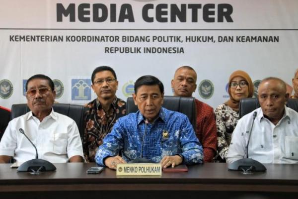 Ramai kritikan di media sosial terkait pernyataannya soal Maluku, Wiranto meminta maaf secara terbuka.