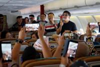 Yovie Widianto dan BCL "Ngamen" di Dalam Pesawat Garuda Indonesia