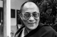 Viral di Media Sosial Dalai Lama Minta Bocah Isap Lidahnya