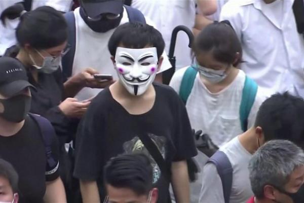 Pengunjuk rasa anti-pemerintah melumpuhkan bagian-bagian Hong Kong selama empat hari berturut-turut pada hari Kamis, memaksa penutupan sekolah