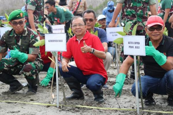 Gubernur Bali Wayan Koster mengungkapkan soal rencana untuk membuat Hutan Kota di kawasan eks reklamasi Pelindo III di areal pesisir utara Pelabuhan Benoa.