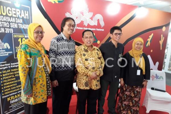 Penghargaan tersebut akan diberikan dalam acara Pekan Kebudayaan Nasional (PKN) 2019 pada Kamis (10/10) di Istora Senayan, Jakarta.