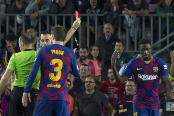 Lionel Messi mencoba segala yang dia bisa untuk mencegah Ousmane Dembele diusir dari Sevilla pada hari Minggu,