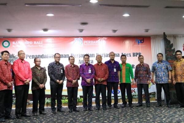 Gubernur Bali Wayan Koster meminta Bank Pembangunan Daerah (BPD) Bali bersinergi dengan lembaga keuangan lokal lain yang ada di Bali, seperti BPR dan LPD.