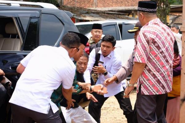 Detik-detik aksi penusukan Menkopolhukam Wiranto terekam jelas dalam sebuah video yang tersebar di media sosial.