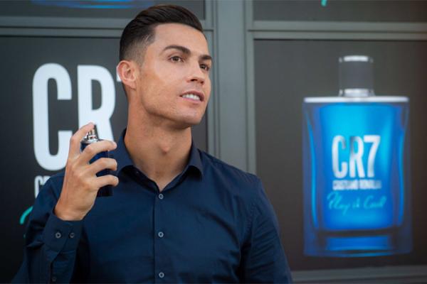 punggawa Juventus itu kembali menambah koleksi usahanya di bidang parfum dengan meluncurkan wewangian baru berjudul `CR7 Play It Cool`.