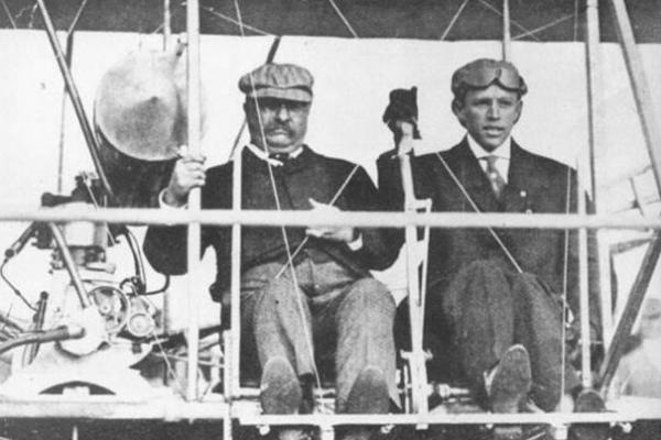 Pada 11 Oktober 1910, Presiden Theodore Roosevelt menjadi presiden AS pertama yang terbang dengan pesawat terbang.