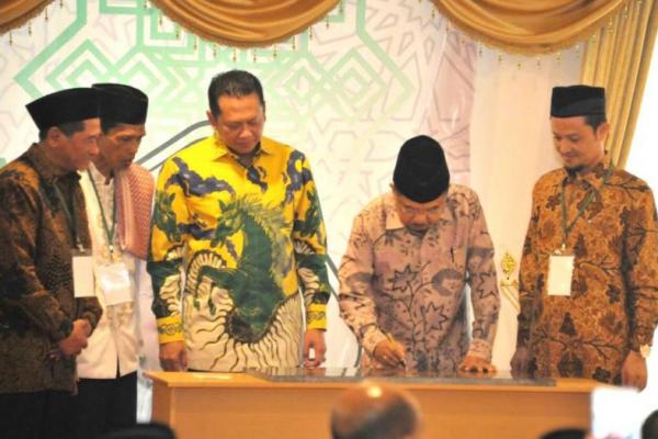 Ketua MPR RI Bambang Soesatyo mengutuk keras berbagai tindakan radikal dan paham terorisme yang seringkali berlindung dibalik ajaran agama