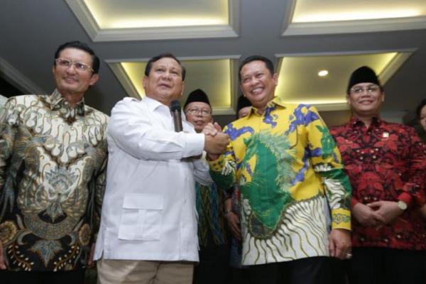 Ketua MPR RI menjenguk Menteri Koordinator Politik, Hukum, dan Keamanan, Wiranto, yang menjadi korban penusukan saat melakukan kunjungan kerja ke Pandeglang, Banten