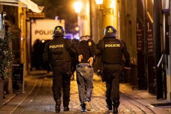 Polisi Ceko menahan 31 orang karena kerusuhan di dekat Alun-alun Kota Tua Praha menjelang kemenangan 2-1 Ceko atas  Inggris dalam kualifikasi Euro 2020