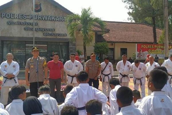 Perguruan Karate dari Institute Karate-Do Nasional (Inkanas) Purwakarta menggelar latihan gabungan (Latgab) di Mapolres Purwakarta, Minggu (13/10).