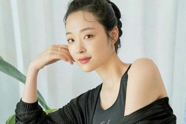Kabar mengejutkan datang dari artis cantik asal Korea yang akrab disapa Sulli.