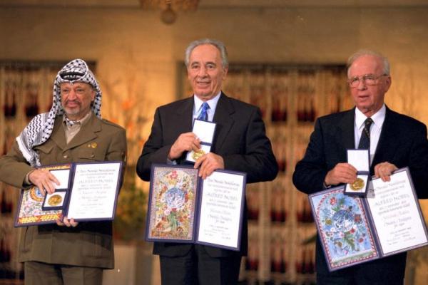 Pada 14 Oktober 1994, Hadiah Nobel Perdamaian dianugerahkan bersama kepada dua warga Israel, PM Yitzhak Rabin dan Menlu Shimon Peres, dan pemimpin Palestina Yasser Arafat.