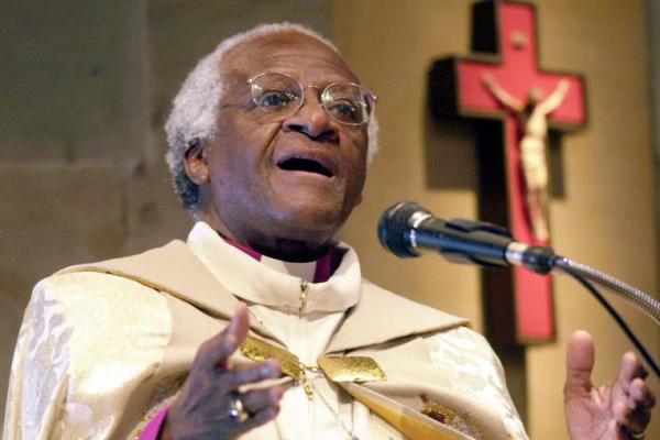 Pada 16 Oktober 1984, Uskup Anglikan kulit hitam Desmond Tutu dari Afrika Selatan memenangkan Hadiah Nobel Perdamaian atas perjuangannya melawan apartheid.