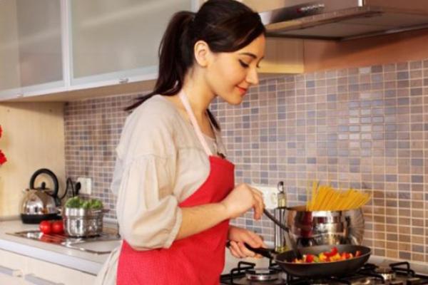 Kegiatan memasak dapat memberikan dua aspek untuk kesehatan yakni aktivitas memasak itu sendiri dan hasil masakannya. Selain berguna untuk mengisi waktu, kegiatan memasak membuat fisik lebih sehat dalam pemenuhan nutrisi yang masuk ke dalam tubuh.