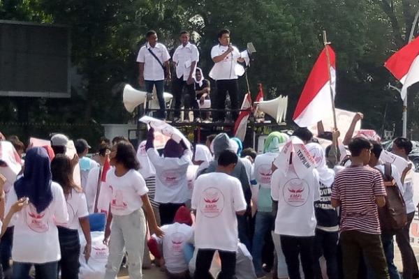 Perkumpulan mahasiswa dan pemuda yang tergabung dalam Koalisi Mahasiswa dan Pemuda Indonesia (KMPI) menyerahkan Sabuk Nusantara sebagai dukungan kepada Presiden dan Wakil Presiden terpilih, Jokowi-Ma`ruf Amin.