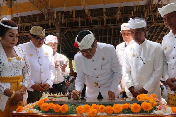 Wakil Gubernur Bali Tjokorda Oka Artha Ardana Sukawati menyerahkan  penetapan Karya Budaya  Kerajinan Perak Celuk sebagai Warisan Budaya Takbenda Indonesia.