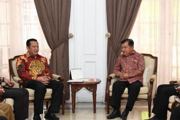 Ketua MPR RI Bambang Soesatyo bersama para Wakil Ketua MPR RI bersilaturahim dengan Wakil Presiden Jusuf Kalla. Selain mengantarkan undangan pelantikan Presiden