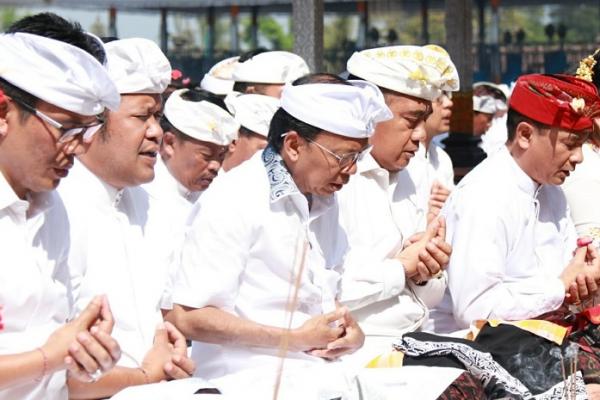 Gubernur Bali Wayan Koster secara khusus menggelar acara doa bersama, sebagai langkah untuk secara bersama-sama mendoakan agar acara pelantikan presiden dan wakil presiden terpilih periode 2019-2024, dapat berlangsung dengan lancar, aman, dan damai.
