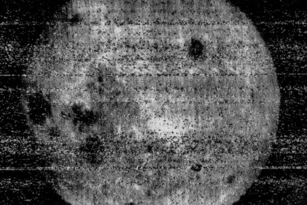 Pada 18 Oktober 1959, Uni Soviet mengumumkan bahwa Luna 3, sebuah kendaraan antariksa tak berawak, telah mengambil foto pertama dari sisi jauh bulan.