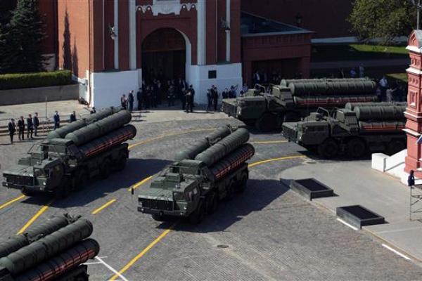 Kementerian pertahanan Rusia mengatakan, ini pertama kali Moskow menyebarkan sistem rudal S-400 yang canggih dalam latihan militer di luar negeri.
