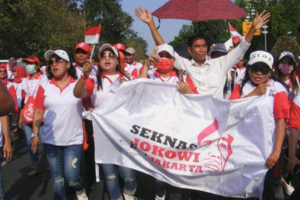15 Ribu massa yang datang itu, jelas Dedy, merupakan gabungan dari 14 organ relawan. Diantaranya Seknas Jokowi, Bara JP, dan lainnya.