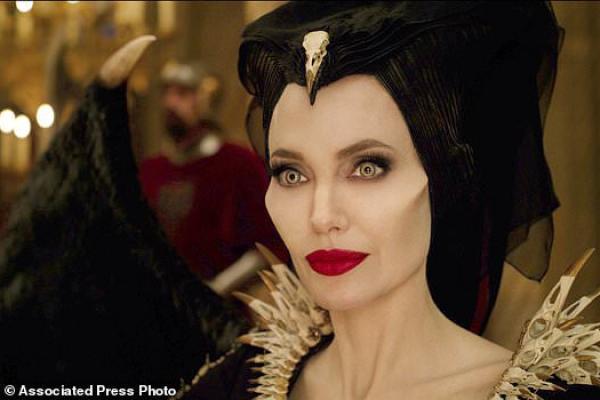 Studios memperkirakan bahwa film yang dibintangi Angelina Jolie itu meraup US$36 juta di Amerika Utara, dan US$117 juta secara internasional di akhir pekan pertama.