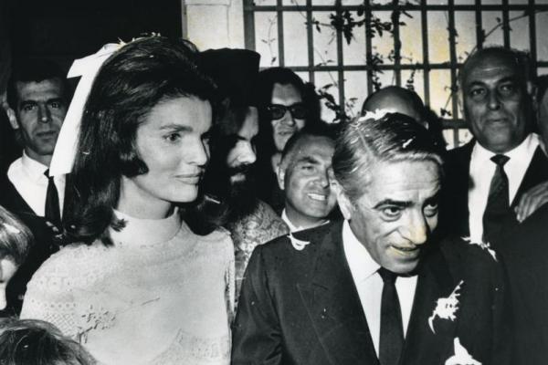 Pada 20 Oktober 1968, mantan ibu negara Jacqueline Kennedy menikah dengan taipan pengiriman Yunani Aristoteles Onassis di pulau Skorpios, Yunani.