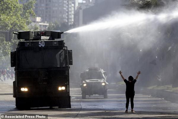 Polisi menggunakan gas air mata dan aliran air untuk membubarkan pawai oleh ratusan mahasiswa dan anggota serikat di salah satu jalan utama Santiago, tetapi para demonstran yang pada awalnya bubar kemudian melakukan reformasi di tempat lain.
