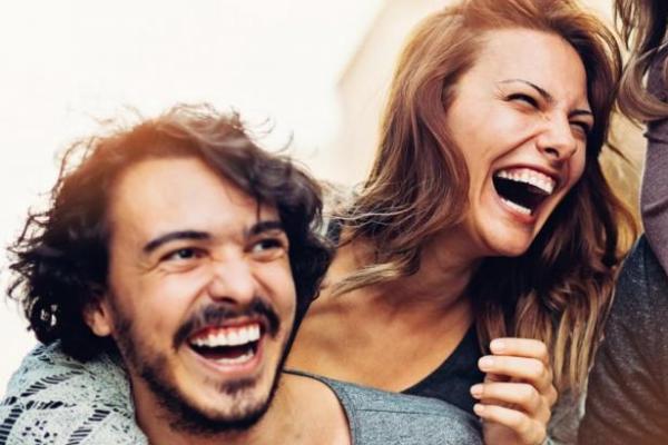 Secara psikis, tertawa ternyata memainkan peranan penting dalam suatu hubungan.