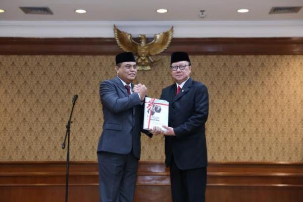 Presiden Joko Widodo berpesan agar Menteri PAN RB yang baru dapat mengawal birokrasi pemerintahan agar lebih cepat.