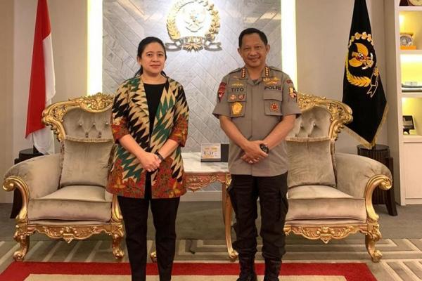 Presiden Jokowi menunjuk Kabareskrim Polri, Komisaris Jenderal Idham Aziz sebagai calon Kapolri untuk menggantikan Jenderal Tito Karnavian yang telah diangkat menjadi Mendagri dalam Kabinet Indonsia Maju periode 2019-2024.